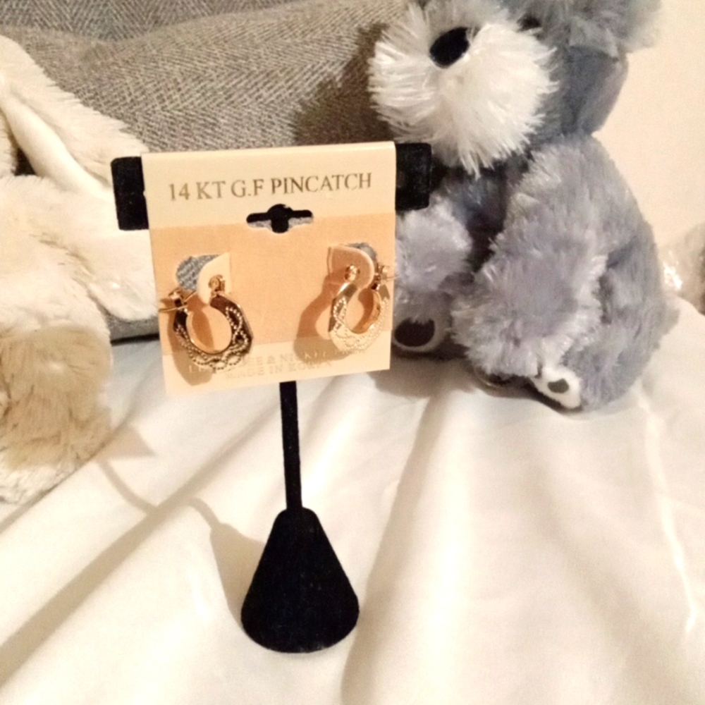 Really Nice 14k GF beautiful design Hoop earrings 😍